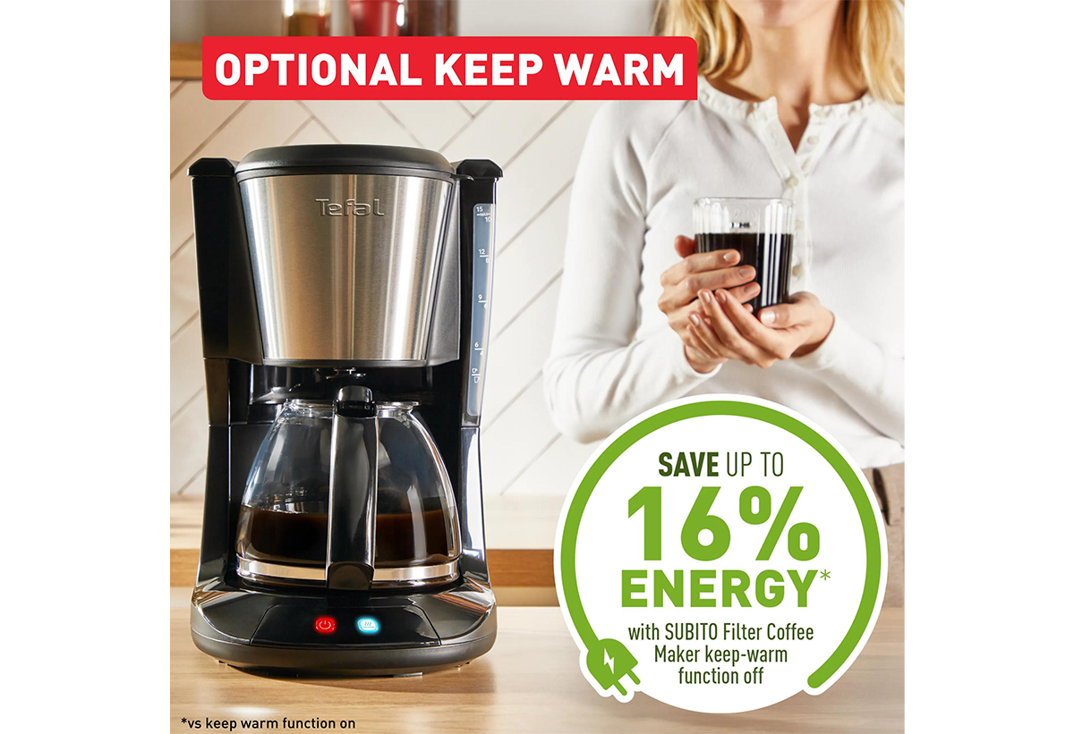 Η καφετίερα παρουσιάζεται πάνω σε έναν πάγκο κουζίνας.